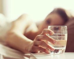 Ventajas y desventajas de tomar agua antes de dormir