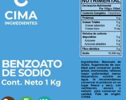 Ventajas y desventajas del benzoato de sodio para conservar alimentos

El benzoato de sodio presenta tanto ventajas como desventajas en su uso como conservante de alimentos. Entre las ventajas se encuentra su eficacia para prevenir el crecimiento de bacterias, hongos y levaduras, lo cual es fundamental para garantizar la seguridad de los alimentos y prolongar su vida útil. Además, el benzoato de sodio es fácil de usar y tiene un costo relativamente bajo. Sin embargo, es importante considerar también las desventajas asociadas a su uso. Una de ellas es que puede causar reacciones alérgicas en algunas personas, especialmente en aquellas que tienen una sensibilidad al benzoato de sodio. Además, se ha observado que en ciertas condiciones, como en combinación con ciertos ácidos o altas temperaturas, el benzoato de sodio puede generar compuestos tóxicos. En conclusión, el benzoato de sodio es un conservante de alimentos que, si bien tiene beneficios significativos en términos de seguridad y durabilidad de los alimentos, también presenta riesgos asociados que deben