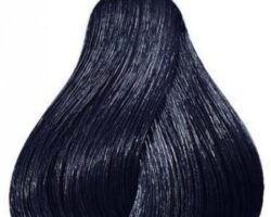 Ventajas y desventajas de pintarse el cabello negro

Pintarse el cabello de negro tiene tanto ventajas como desventajas. A continuación, se presentan algunos puntos a considerar:

Ventajas:
1. Estilo sofisticado: El cabello negro puede transmitir una apariencia elegante y sofisticada, brindando un toque de distinción. 2. Versatilidad: Al teñir el cabello de negro, se puede experimentar con diferentes estilos y peinados, ya que este tono combina bien con una amplia gama de colores de ropa y accesorios. 3. Destacar rasgos faciales: El cabello negro puede ayudar a resaltar los rasgos faciales, como los ojos y la forma del rostro. Desventajas:
1. Decoloración: Si se desea cambiar el color del cabello después de teñirlo de negro, puede requerir un proceso de decoloración, que puede dañar el cabello y llevar tiempo. 2. Mantenimiento: El cabello negro puede ser más difícil de mantener que otros tonos, ya que es más propenso a mostrar