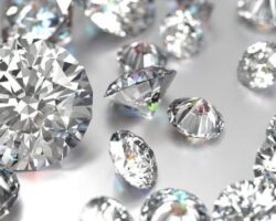 Ventajas y desventajas del diamante

El diamante presenta diversas ventajas y desventajas. En términos de ventajas, destacan sus propiedades ópticas excepcionales, ya que es capaz de reflejar y refractar la luz de manera extraordinaria, lo que le otorga un brillo incomparable. Además, es uno de los materiales más duros que existen, lo que lo hace resistente a arañazos y a daños físicos. No obstante, también existen algunas desventajas asociadas al diamante. En primer lugar, su precio puede ser considerablemente elevado, convirtiéndolo en un artículo de lujo inalcanzable para muchas personas. Asimismo, aunque sea resistente a los arañazos, no es completamente invulnerable y puede romperse o astillarse en caso de recibir un impacto fuerte. En conclusión, el diamante presenta tanto ventajas como desventajas. Es importante evaluar cuidadosamente estos aspectos antes de tomar la decisión de adquirir un diamante, teniendo en cuenta nuestras necesidades y circunstancias individuales.