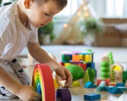 Ventajas y desventajas de los juguetes de madera

Los juguetes de madera tienen diversas ventajas y desventajas que es importante tener en cuenta a la hora de elegir un juguete para los niños. En cuanto a las ventajas, los juguetes de madera suelen ser más duraderos y resistentes que los de plástico. Esto significa que pueden soportar el juego y el uso constante sin romperse fácilmente. Además, al ser fabricados con materiales naturales, son más seguros para los niños, ya que evitan los químicos presentes en algunos juguetes de plástico. Otra ventaja de los juguetes de madera es que fomentan la creatividad y la imaginación de los niños. Al no tener funciones electrónicas o limitaciones predefinidas, los niños pueden utilizarlos de diferentes maneras y crear sus propias historias y juegos. Sin embargo, también existen algunas desventajas que hay que tener en cuenta. Los juguetes de madera suelen ser más caros que los de plástico, debido a la calidad y durabilidad de los materiales utilizados en