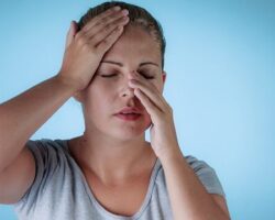 Ventajas y desventajas de la sinusitis

La sinusitis es una condición médica que puede implicar ventajas y desventajas para aquellas personas que la padecen. A continuación, se presentan algunas de ellas:

Ventajas:
1. Detección temprana: La presencia de sinusitis puede alertar a la persona sobre posibles problemas subyacentes en el sistema respiratorio, como alergias o infecciones. 2. Tratamiento adecuado: Una vez diagnosticada, la sinusitis puede ser tratada de manera efectiva mediante medicamentos, terapias y cambios en el estilo de vida, lo que puede resultar en mejoras significativas en el bienestar general. 3. Mayor inmunidad: La exposición a la sinusitis y su posterior tratamiento pueden fortalecer el sistema inmunológico, lo que puede ayudar a prevenir futuras infecciones respiratorias. Desventajas:
1. Malestar y dolor: La sinusitis a menudo causa síntomas incómodos como congestión nasal, dolor de cabeza, presión facial y dificultad para respirar, lo que puede afectar negativamente la calidad