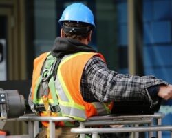 Ventajas y desventajas de que la mujer trabaje

El tema de las ventajas y desventajas de que la mujer trabaje es de gran relevancia en la actualidad. A continuación, se presentarán algunos puntos a considerar. En cuanto a las ventajas, se destaca la autonomía económica que adquieren las mujeres al trabajar. Esto les brinda una mayor independencia financiera, lo cual puede llevar a un aumento en su autoestima y confianza en sí mismas. Además, el trabajo puede representar una oportunidad para desarrollar habilidades profesionales y perspectivas de carrera, lo cual contribuye al crecimiento personal y profesional de la mujer. Por otro lado, también se deben considerar las desventajas. Una de ellas es la carga adicional de responsabilidades que puede recaer sobre la mujer al trabajar, especialmente si tiene también responsabilidades familiares. Esto puede generar un mayor estrés y dificultades para conciliar el trabajo y la vida personal. Asimismo, algunas mujeres pueden enfrentar dificultades para encontrar trabajos bien remunerados y enfrentar discriminación de género en el ámbito laboral. En conclusión,