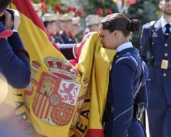 Ventajas y desventajas de prestar servicio militar:

El servicio militar tiene tanto ventajas como desventajas. En términos de ventajas, una de ellas es que brinda una formación sólida en disciplina y trabajo en equipo, lo que puede ser beneficioso para el desarrollo personal y profesional. Además, el servicio militar también proporciona capacitación en habilidades técnicas y prácticas, lo que puede abrir puertas laborales en el futuro. Sin embargo, también existen desventajas en prestar servicio militar. Una de ellas es el riesgo inherente que implica el combate y la posibilidad de enfrentarse a situaciones peligrosas. Además, el tiempo dedicado al servicio militar puede interrumpir los planes personales y profesionales, especialmente si implica un compromiso prolongado. En resumen, prestar servicio militar tiene tanto ventajas como desventajas, y cada persona debe sopesar cuidadosamente estos factores antes de tomar una decisión.